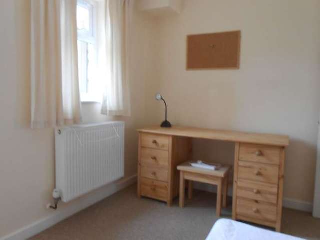  Image of 3 bedroom Flat to rent in Kemble Drive Cirencester GL7 at Cirencester, GL7 1WZ