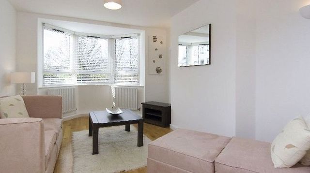  Image of 1 bedroom Flat to rent in Kew Bridge Court London W4 at Kew Bridge Court Array Gunnersbury, W4 3AZ