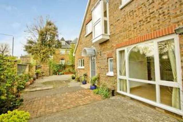  Image of 3 bedroom Detached house to rent in Kidbrooke Grove London SE3 at Kidbrooke Grove  Blackheath, SE3 0PG