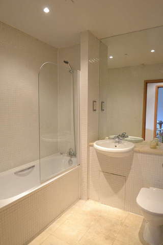  Image of 2 bedroom Flat to rent in Kingsley Mews London E1W at Wapping, E1W 3HZ