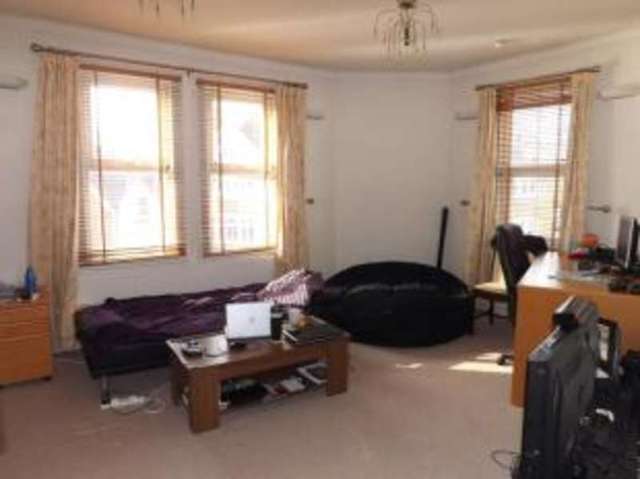  Image of 1 bedroom Flat for sale in The Crescent Leatherhead KT22 at Leatherhead Surrey Leatherhead, KT22 8ED