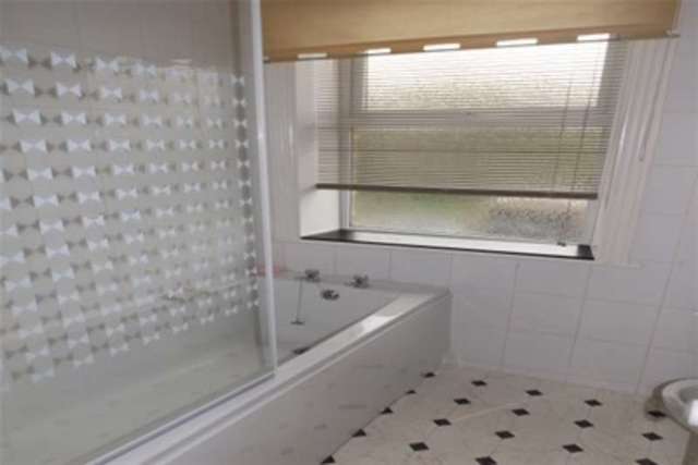  Image of 3 bedroom Detached house to rent in Leeds Road Bradley Huddersfield HD2 at Huddersfield, HD2 1YS