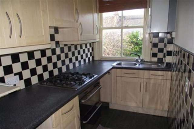  Image of 2 bedroom Flat to rent in Leighton Avenue Leigh-on-Sea SS9 at Leigh-on-Sea, SS9 1QB
