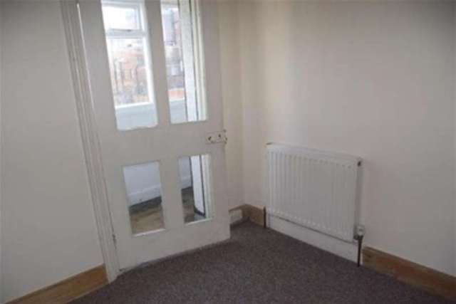  Image of 2 bedroom Flat to rent in Leighton Avenue Leigh-on-Sea SS9 at Leigh-on-Sea, SS9 1QB