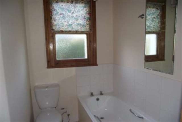  Image of 2 bedroom Flat to rent in Leighton Avenue Leigh-on-Sea SS9 at Leigh-on-Sea, SS9 1QB