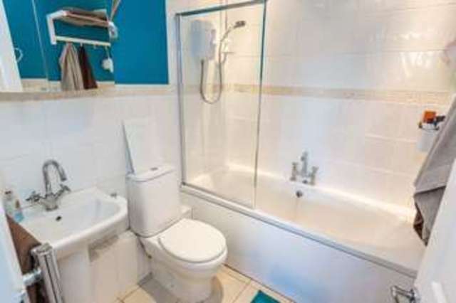  Image of 1 bedroom Flat for sale in Leighwood Avenue Leigh-on-Sea SS9 at Leighwood Avenue  Leigh-On-Sea, SS9 4LF