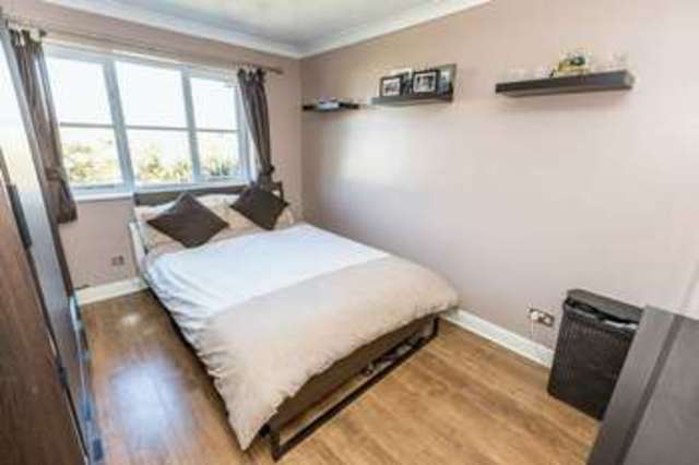  Image of 1 bedroom Flat for sale in Leighwood Avenue Leigh-on-Sea SS9 at Leighwood Avenue  Leigh-On-Sea, SS9 4LF