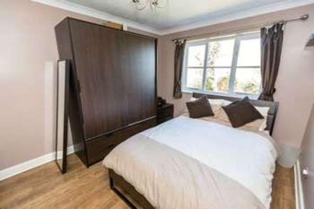  Image of 1 bedroom Flat for sale in Leighwood Avenue Leigh-on-Sea SS9 at Leighwood Avenue  Leigh-On-Sea, SS9 4LF