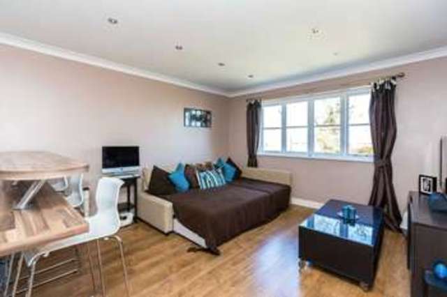  Image of 1 bedroom Flat for sale in Leighwood Avenue Leigh-on-Sea SS9 at Leighwood Avenue  Leigh-On-Sea, SS9 4LF