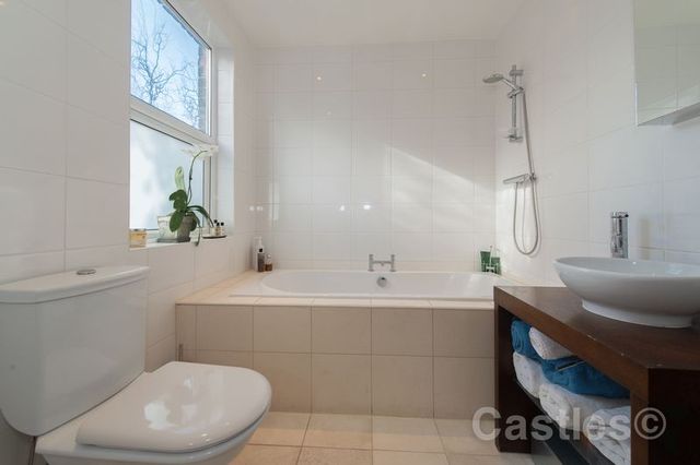  Image of 2 bedroom Terraced house for sale in Leith Road London N22 at Leith Road Wood Green London, N22 5QA