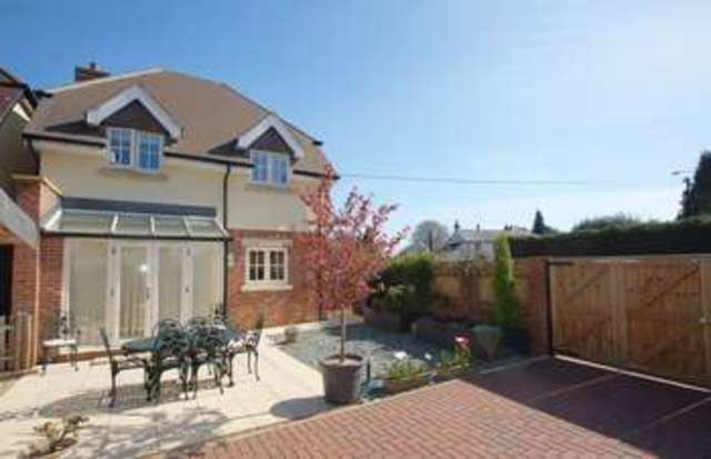  Image of 3 bedroom Detached house for sale in Lester Grove Hazlemere High Wycombe HP15 at Lester Grove Hazlemere High Wycombe, HP15 7HW