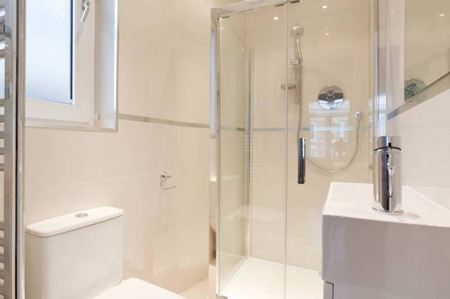  Image of 2 bedroom Flat to rent in Lexham Gardens London W8 at Lexham Gardens  High Street Kensington, W8 5JJ