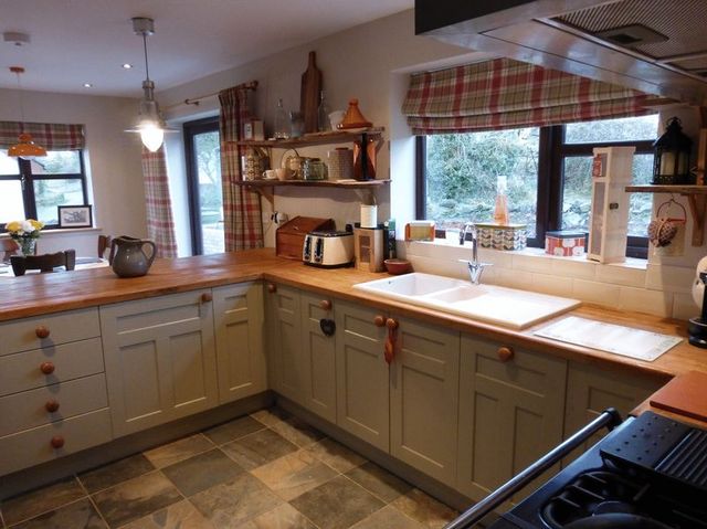  Image of 4 bedroom Detached house for sale in Stad Cae
