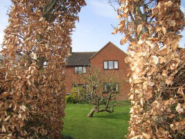  Image of 3 bedroom Detached house for sale in Lower Village Blunsdon Swindon SN26 at Lower Blunsdon Wiltshire Broad Blunsdon, SN26 7BJ