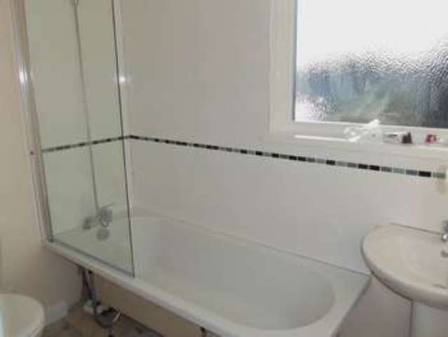  Image of 2 bedroom Flat to rent in Manor Road Paignton TQ3 at Manor Road First Floor Flat  Paignton, TQ3 2HR