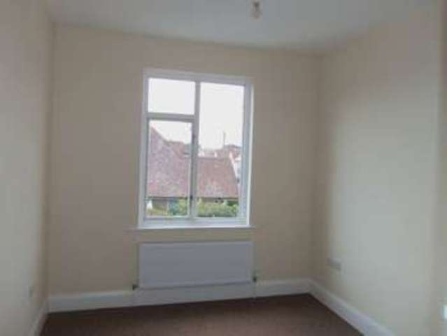  Image of 2 bedroom Flat to rent in Manor Road Paignton TQ3 at Manor Road First Floor Flat  Paignton, TQ3 2HR