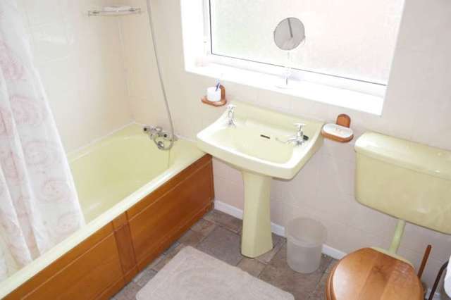  Image of 3 bedroom Semi-Detached house to rent in Meadow Park Crescent Stanningley Pudsey LS28 at Stanningley, LS28 7TL