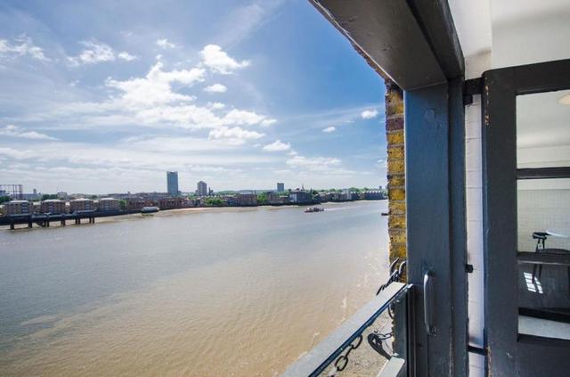  Image of 2 bedroom Apartment to rent in Metropolitan Wharf Wapping Wall London E1W at London, E1W 3SS