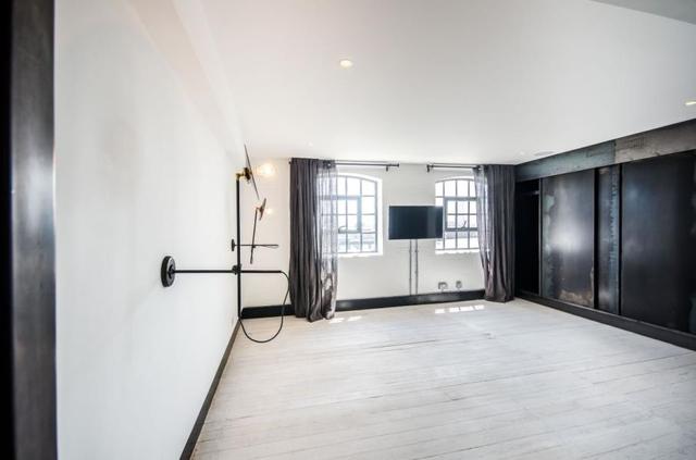  Image of 2 bedroom Apartment to rent in Metropolitan Wharf Wapping Wall London E1W at London, E1W 3SS