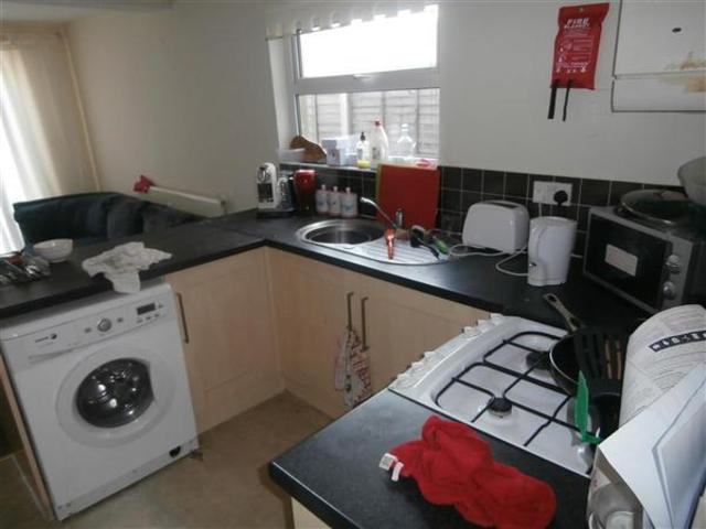  Image of 5 bedroom Terraced house to rent in Milton Road Southampton SO15 at Shirley, SO15 2HW