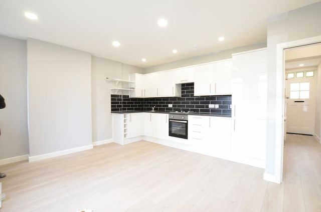  Image of 1 bedroom Property to rent in Powell Road London E5 at Powell Road  LONDON, E5 8DH