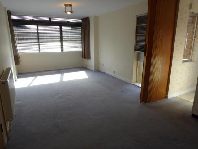  Image of 3 bedroom Flat to rent in Dirleton Drive Shawlands Glasgow G41 at Shawlands Glasgow Glasgow, G41 3BG