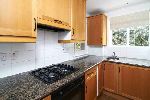  Image of 1 bedroom Ground Flat to rent in Norland Square London W11 at Norland Square  Holland Park, W11 4PZ