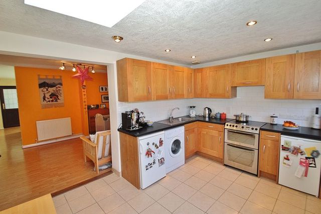  Image of 3 bedroom Terraced house for sale in Park Road North Leigh Witney OX29 at Park Road  North Leigh, OX29 6SB