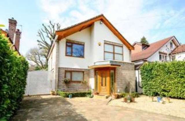  Image of 3 bedroom Detached house for sale in Oakleigh Park South London N20 at Oakleigh Park  Oakleigh Park, N20 9JL