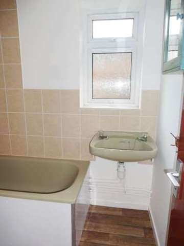  Image of 2 bedroom Flat to rent in George Street Glastonbury BA6 at George Street  Glastonbury, BA6 9LT