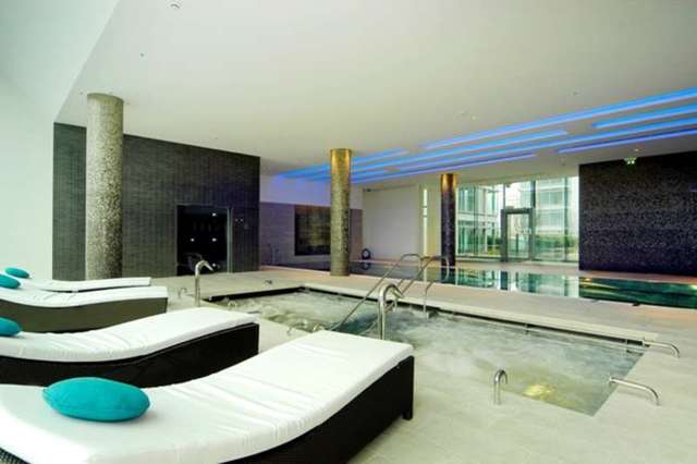  Image of Flat to rent in Pan Peninsula Square London E14 at Canary Wharf, E14 9HG