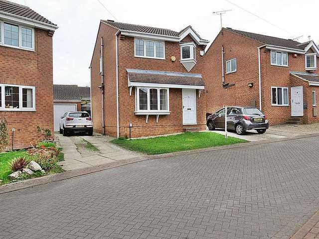  Image of 3 bedroom Detached house for sale in Parkside Close Meanwood Leeds LS6 at Leeds LS6 Leeds, LS6 4LZ