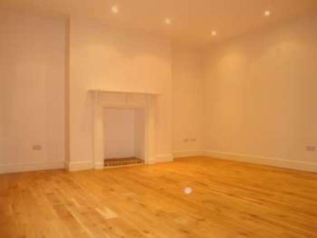  Image of 2 bedroom Flat to rent in Warwick Road London SW5 at London  London, SW5 9UE