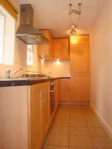  Image of 2 bedroom Flat to rent in Warwick Road London SW5 at London  London, SW5 9UE