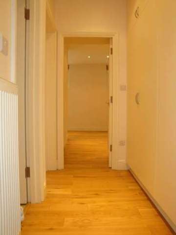  Image of 2 bedroom Flat to rent in Warwick Road London SW5 at London  London, SW5 9UE