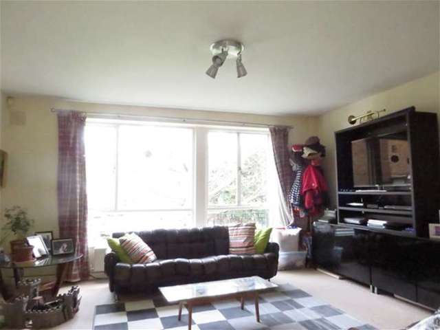  Image of 3 bedroom Flat to rent in Pond Mead Village Way London SE21 at Dulwich, SE21 7AR