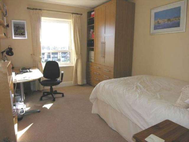  Image of 2 bedroom Flat to rent in Queen Alexandras Way Epsom KT19 at Queen Alexandras Way  Epsom, KT19 7DW