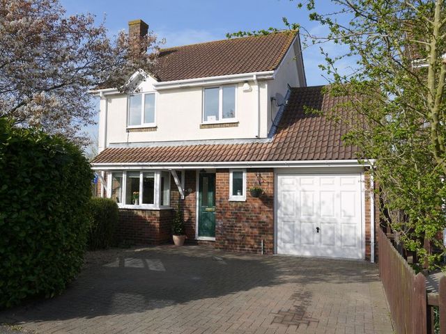  Image of 4 bedroom Detached house for sale in Rake Way Aylesbury HP21 at Rake Way  Aylesbury, HP21 9AL