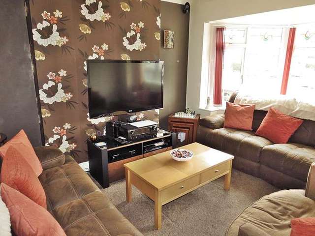  Image of 4 bedroom Semi-Detached house for sale in Roman Avenue Leeds LS8 at Leeds LS8 Leeds, LS8 2AN
