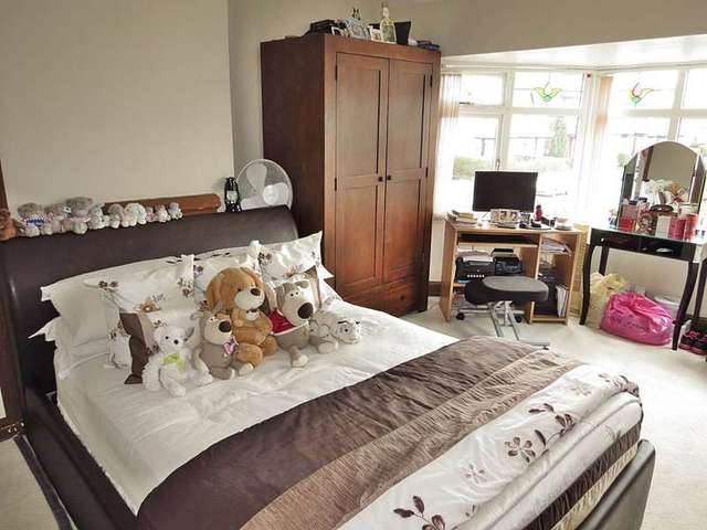  Image of 4 bedroom Semi-Detached house for sale in Roman Avenue Leeds LS8 at Leeds LS8 Leeds, LS8 2AN