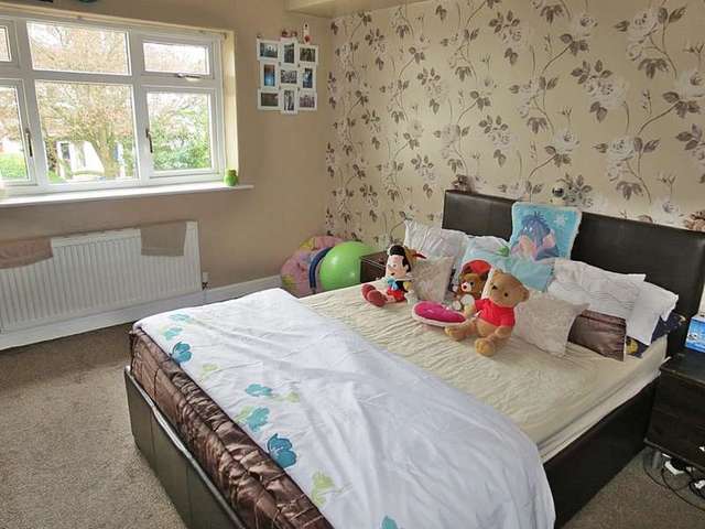  Image of 4 bedroom Semi-Detached house for sale in Roman Avenue Leeds LS8 at Leeds LS8 Leeds, LS8 2AN