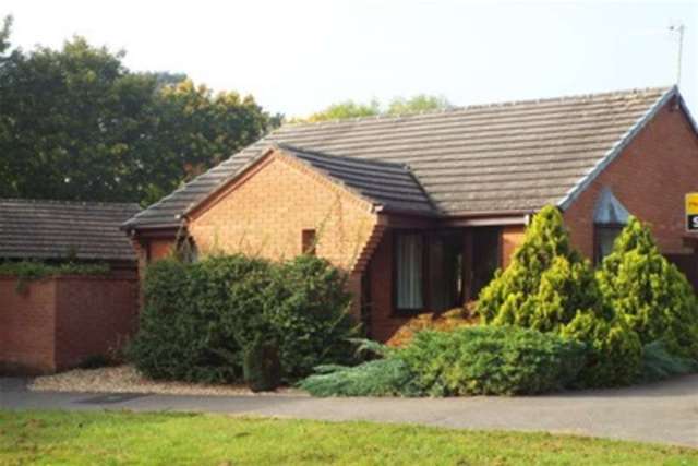  Image of 2 bedroom Bungalow to rent in Greenwood Close Romsey SO51 at Romsey, SO51 7QT