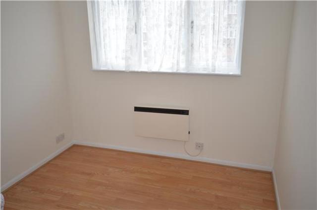  Image of 1 bedroom Flat to rent in Rossignol Gardens Carshalton SM5 at Surrey, SM5 2EE