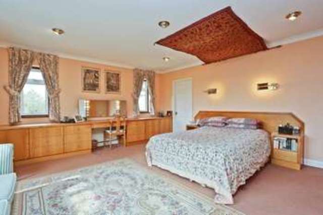  Image of 5 bedroom Detached house for sale in Hamlet Hill Roydon Harlow CM19 at Hamlet Hill  Harlow, CM19 5JU