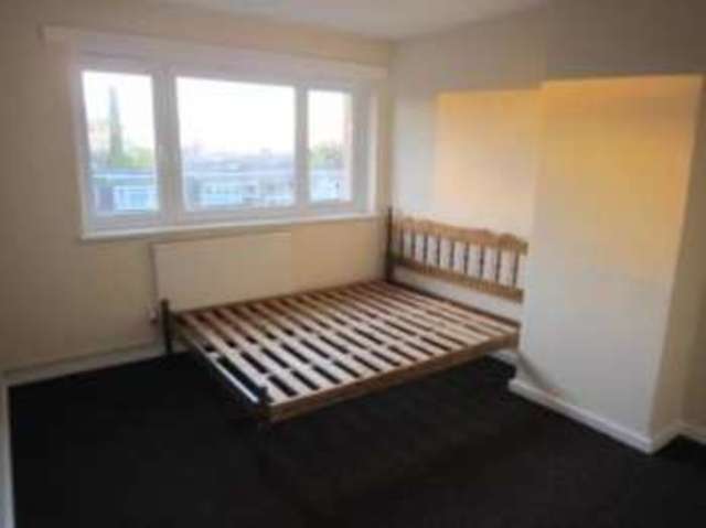  Image of 3 bedroom Flat for sale in Samuel Street London SE18 at Woolwich  Woolwich, SE18 5LQ