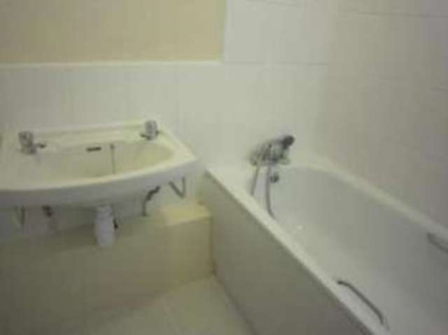  Image of 3 bedroom Flat for sale in Samuel Street London SE18 at Woolwich  Woolwich, SE18 5LQ