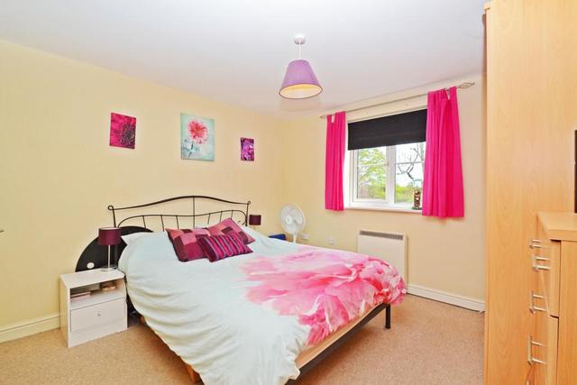  Image of 2 bedroom Apartment to rent in Sherriff Close Esher KT10 at Esher Surrey Surrey, KT10 8AT