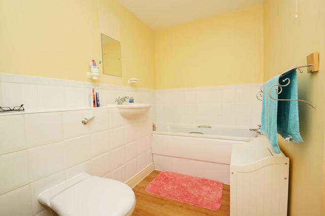  Image of 2 bedroom Apartment to rent in Sherriff Close Esher KT10 at Esher Surrey Surrey, KT10 8AT