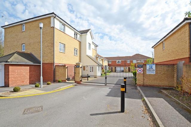  Image of 2 bedroom Apartment to rent in Sherriff Close Esher KT10 at Esher Surrey Surrey, KT10 8AT