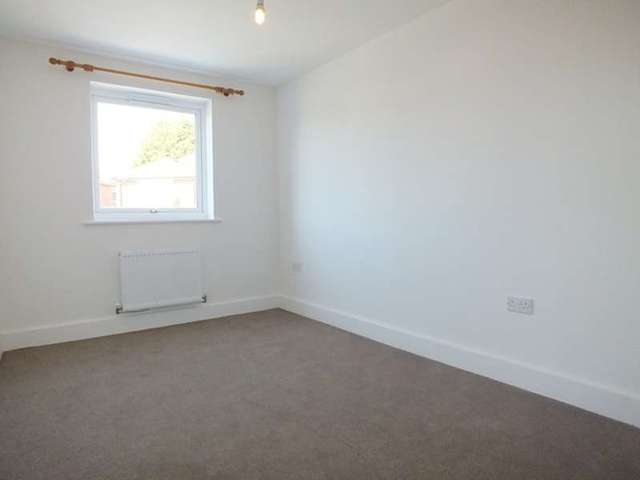  Image of 3 bedroom Detached house to rent in Oakley Road Southampton SO16 at Shirley  Southampton, SO16 4LG